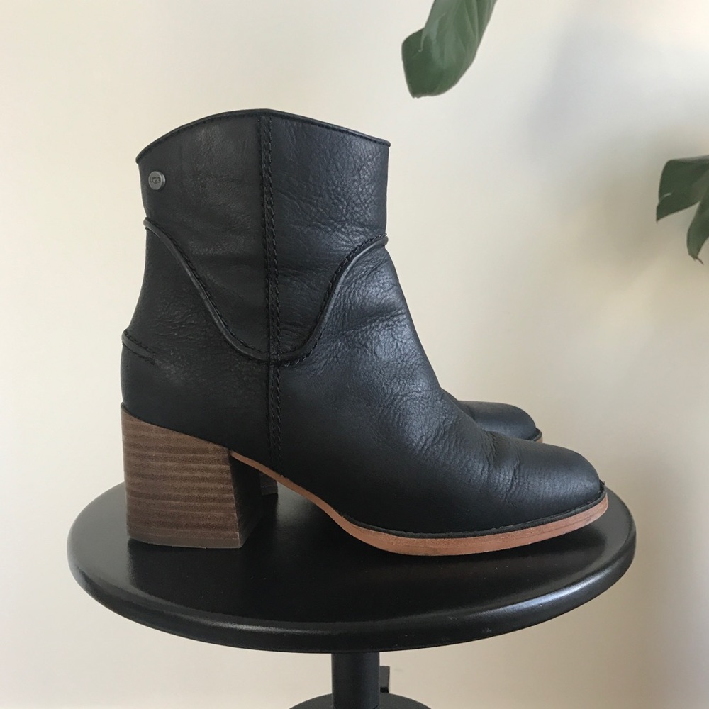 SOLD** UGG ANNIE black leather zip block heel booties 6